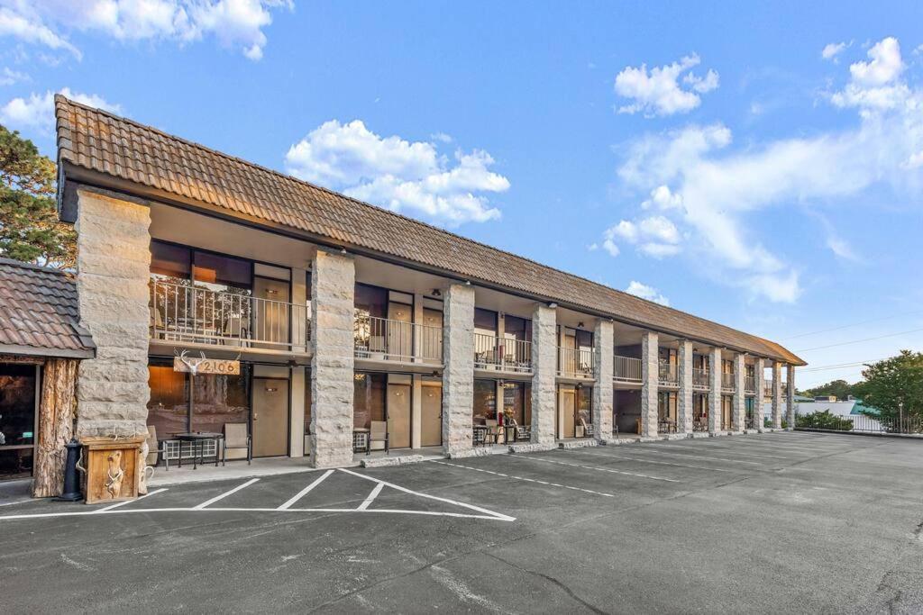 Stonegate Lodge King Bed Wifi 50In Roku Tv Salt Water Pool Room #102 Eureka Springs Exterior foto